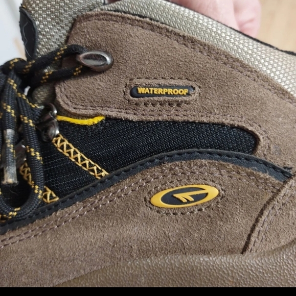 Hi-Tec waterproof boots - child's size 4 - Picture 9 of 11